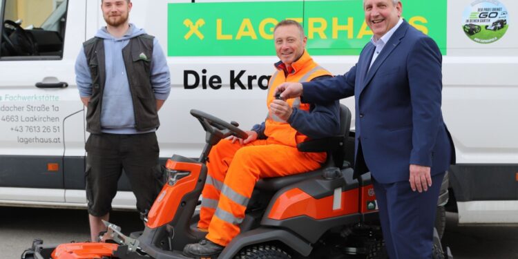 Rasentraktor an Bauhof übergeben