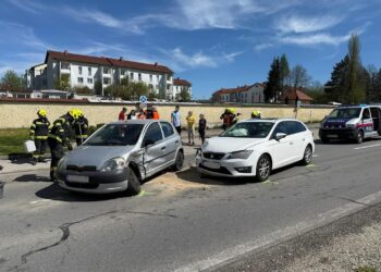 Unfall beim Einbiegen auf die B1 in Frankenmarkt: Fünf Personen verletzt
