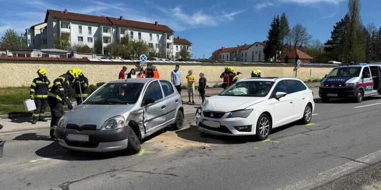 Unfall beim Einbiegen auf die B1 in Frankenmarkt: Fünf Personen verletzt