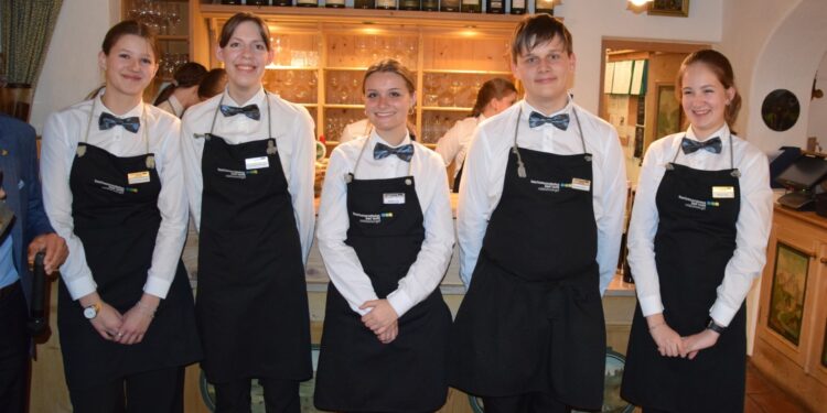 Tourismusschüler als professionelle Gastgeber im Winterstellgut