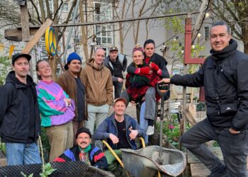 SALZ AUF DIE KOHLE STREUEN