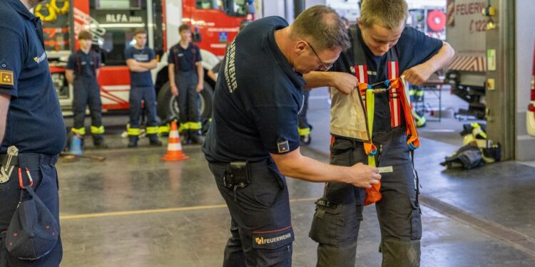 33 neue Feuerwehrmänner und Feuerwehrfrauen ausgebildet