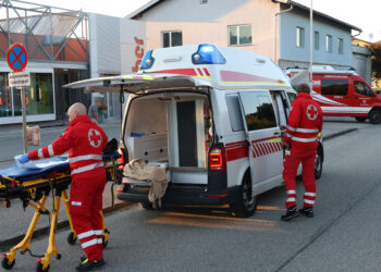 Mit Auto in Schaufenster gekracht