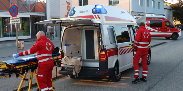 Mit Auto in Schaufenster gekracht