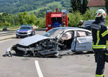 Sportwagen kracht in entgegenkommenden Schotter-LKW
