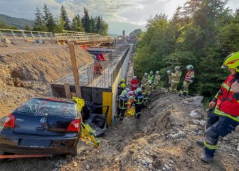 Sbg/OÖ: Fordernde Übung – PKW stürzt von Autobahnbrücke auf der A1