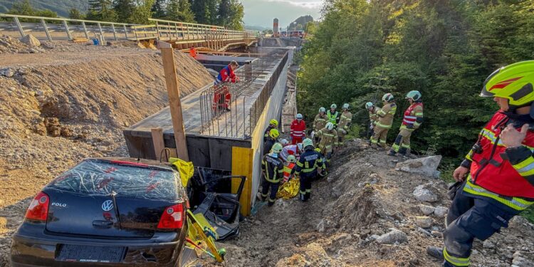 Sbg/OÖ: Fordernde Übung – PKW stürzt von Autobahnbrücke auf der A1