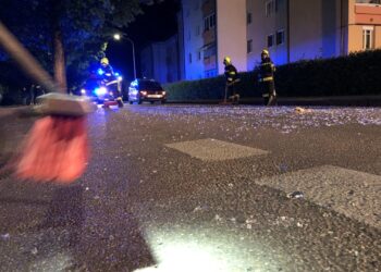 2,1 Promille: Autolenker kracht in Attnang-Puchheim gegen Glasfront eines Lebensmittelgeschäfts