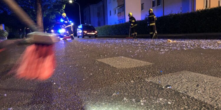 2,1 Promille: Autolenker kracht in Attnang-Puchheim gegen Glasfront eines Lebensmittelgeschäfts