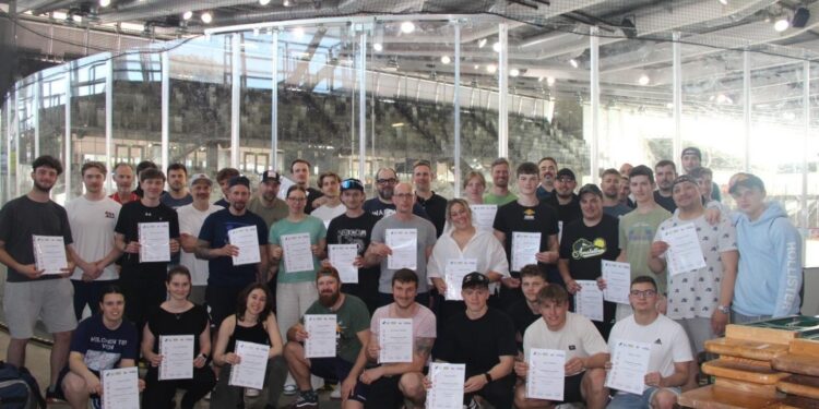 Eishockey Cam4Dent Sharks Gmunden – Weiterbildung „Ein Muss auf dem Weg nach oben“!