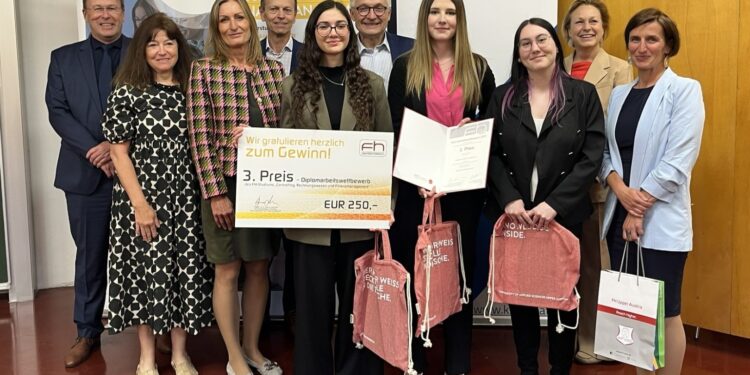 Maturantinnen der Business School Vöcklabruck waren beim Diplomarbeits-Wettbewerb an der FH Steyr erfolgreich