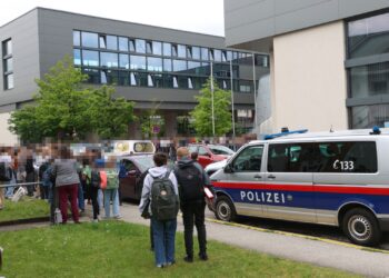 Bombendrohungen: Zeitgleich größere Polizeieinsätze bei zahlreichen Schulen in Oberösterreich | 26.05.2025