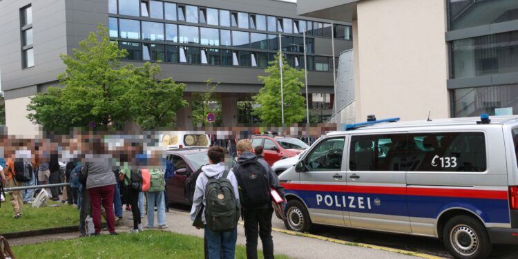 Bombendrohungen: Zeitgleich größere Polizeieinsätze bei zahlreichen Schulen in Oberösterreich | 26.05.2025