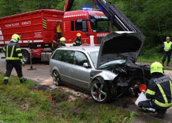 Auto in Seitenlage: Schwerer Unfall auf der B143