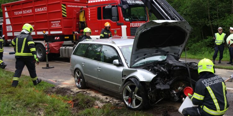 Auto in Seitenlage: Schwerer Unfall auf der B143