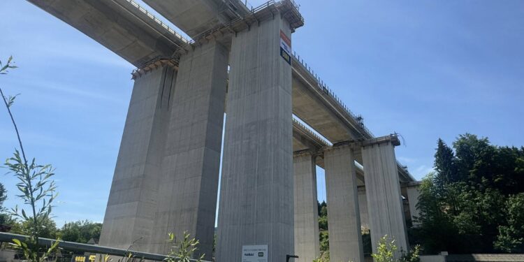 ASFINAG: Querverschub der Aurachbrücke an der oberösterreichischen A 1 Westautobahn