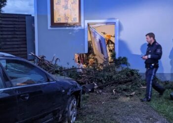 Auto fuhr bei Verkehrsunfall durch Garten