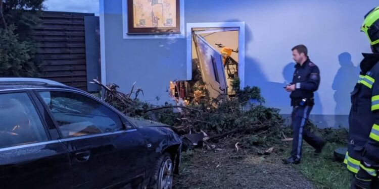 Auto fuhr bei Verkehrsunfall durch Garten