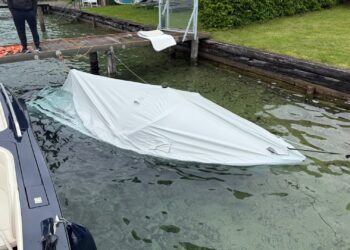 Gesunkenes Elektroboot aus Attersee geborgen