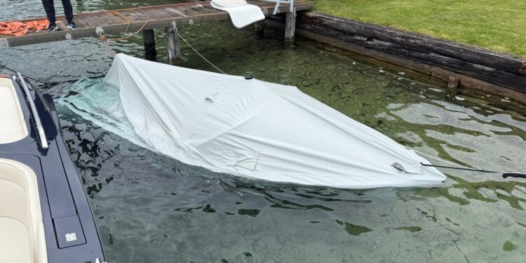 Gesunkenes Elektroboot aus Attersee geborgen