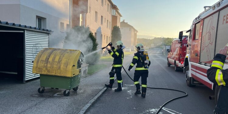 Abfallcontainer in Laakirchen in Brand – Anwohner bei Löschversuch verletzt