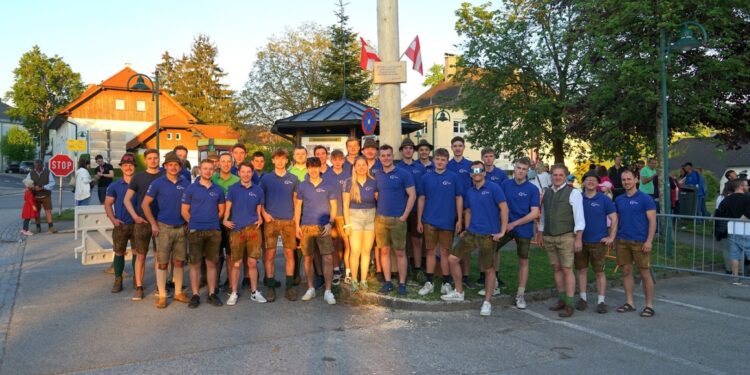 Ein Hoch dem ersten Mai – Maibaumaufstellen in Gschwandt