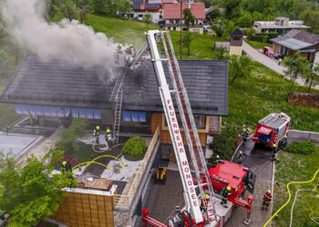 Dachbrand in Nußdorf am Attersee: Neun Feuerwehren im Großeinsatz