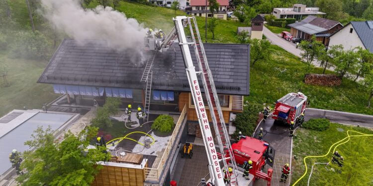 Dachbrand in Nußdorf am Attersee: Neun Feuerwehren im Großeinsatz