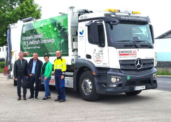 Papiertonnen im Bezirk mit E-LKWs abgeholt – Verantwortungsvolle Entsorgung mit innovativer Technologie