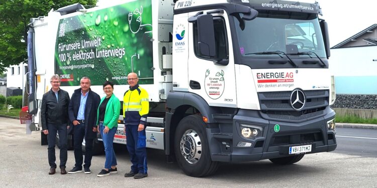 Papiertonnen im Bezirk mit E-LKWs abgeholt – Verantwortungsvolle Entsorgung mit innovativer Technologie