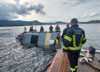 Gekentertes Boot aus Traunsee geborgen