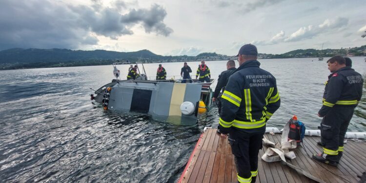 Gekentertes Boot aus Traunsee geborgen