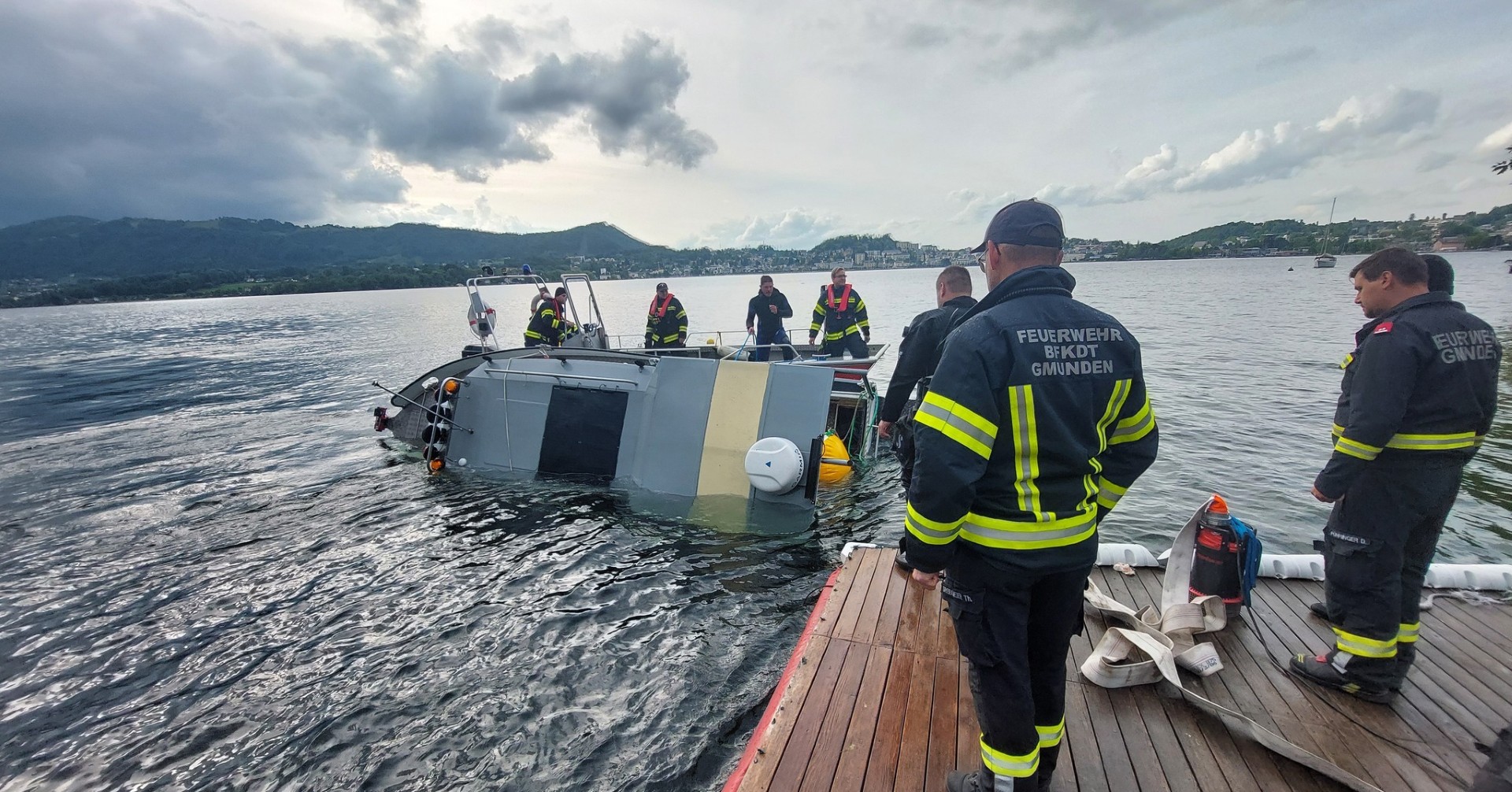 Gekentertes-Boot-aus-Traunsee-geborgen