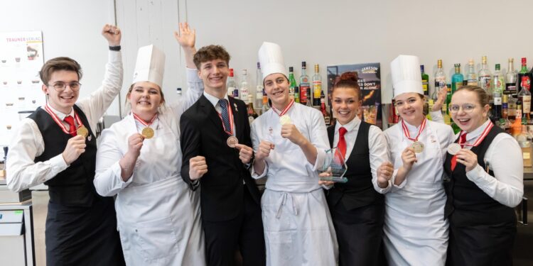 Goldregen für Oberösterreichs Tourismusnachwuchs bei den JuniorSkills Austria 2025