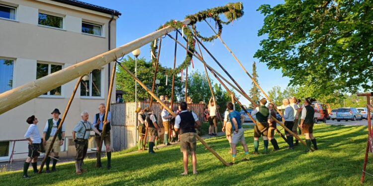 Der Maibaum grüßt von der Guglberg