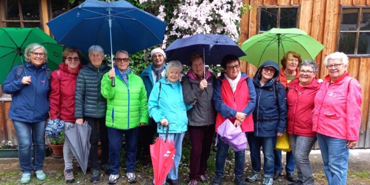 Regen-Wanderung der Ager entlang