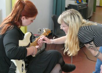 „Trau dich laut zu sein“: Song-Texten bis E-Gitarre spielen beim Pink Noise Weekend im OKH