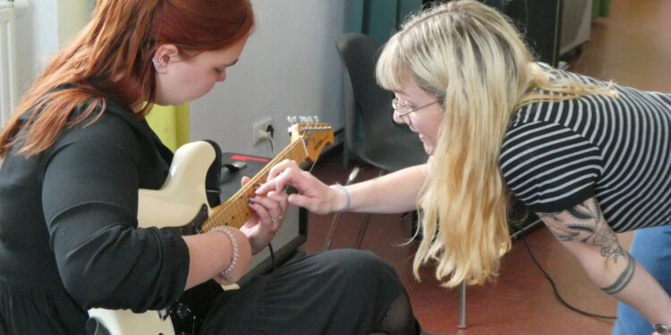„Trau dich laut zu sein“: Song-Texten bis E-Gitarre spielen beim Pink Noise Weekend im OKH