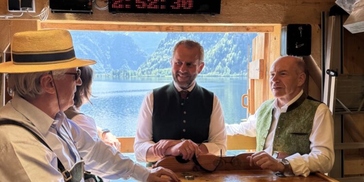 Landtagspräsident Max Hiegelsberger besuchte Plättenbauverein und historische Seeklause in Bad Goisern