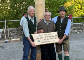 Pernecker Maibaum drei rüstigen Jubilaren gewidmet