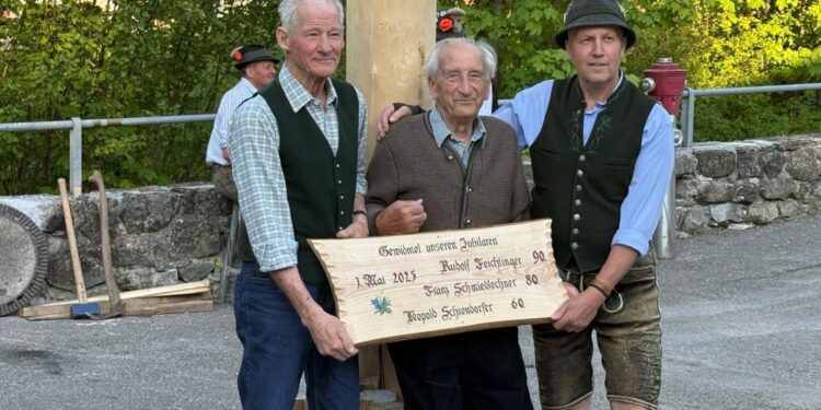 Pernecker Maibaum drei rüstigen Jubilaren gewidmet