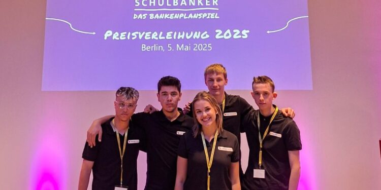 Erfolgreiche Nachwuchsbanker: HAK Bad Ischl erreicht Spitzenplatz beim internationalen SCHULBANKER-Finale in Berlin