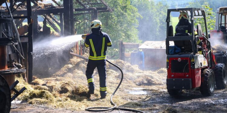 Großeinsatz Brand auf Bauernhof in Puchkirchen am Trattberg