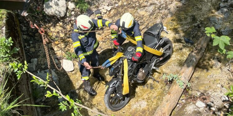 Bereits vierte Motorradbergung an gleicher Stelle im Weißenbachtal