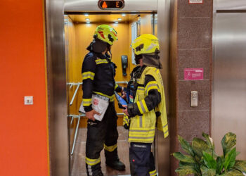 Vollbesetzter Aufzug blieb stecken