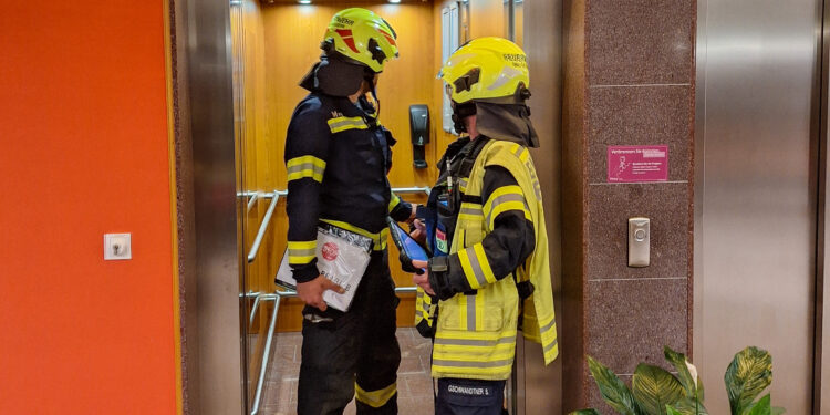 Vollbesetzter Aufzug blieb stecken