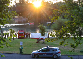 Regungslose Person bei Badesee in Regau reanimiert
