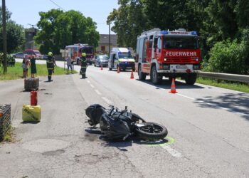 Schwerer Motorradsturz auf Gmundener Straße bei Roitham