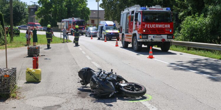 Schwerer Motorradsturz auf Gmundener Straße bei Roitham