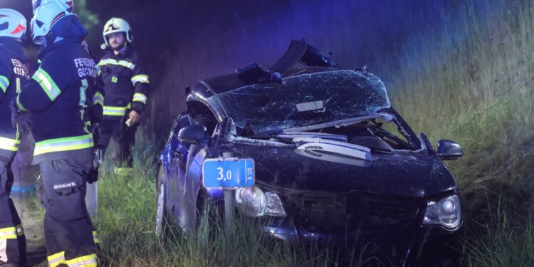 Schwerer Verkehrsunfall bei Gschwandt: Person aus PKW befreit